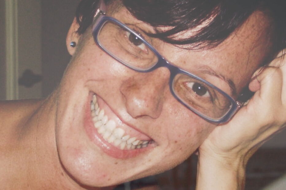 Carla Santos smiling, wearing glasses